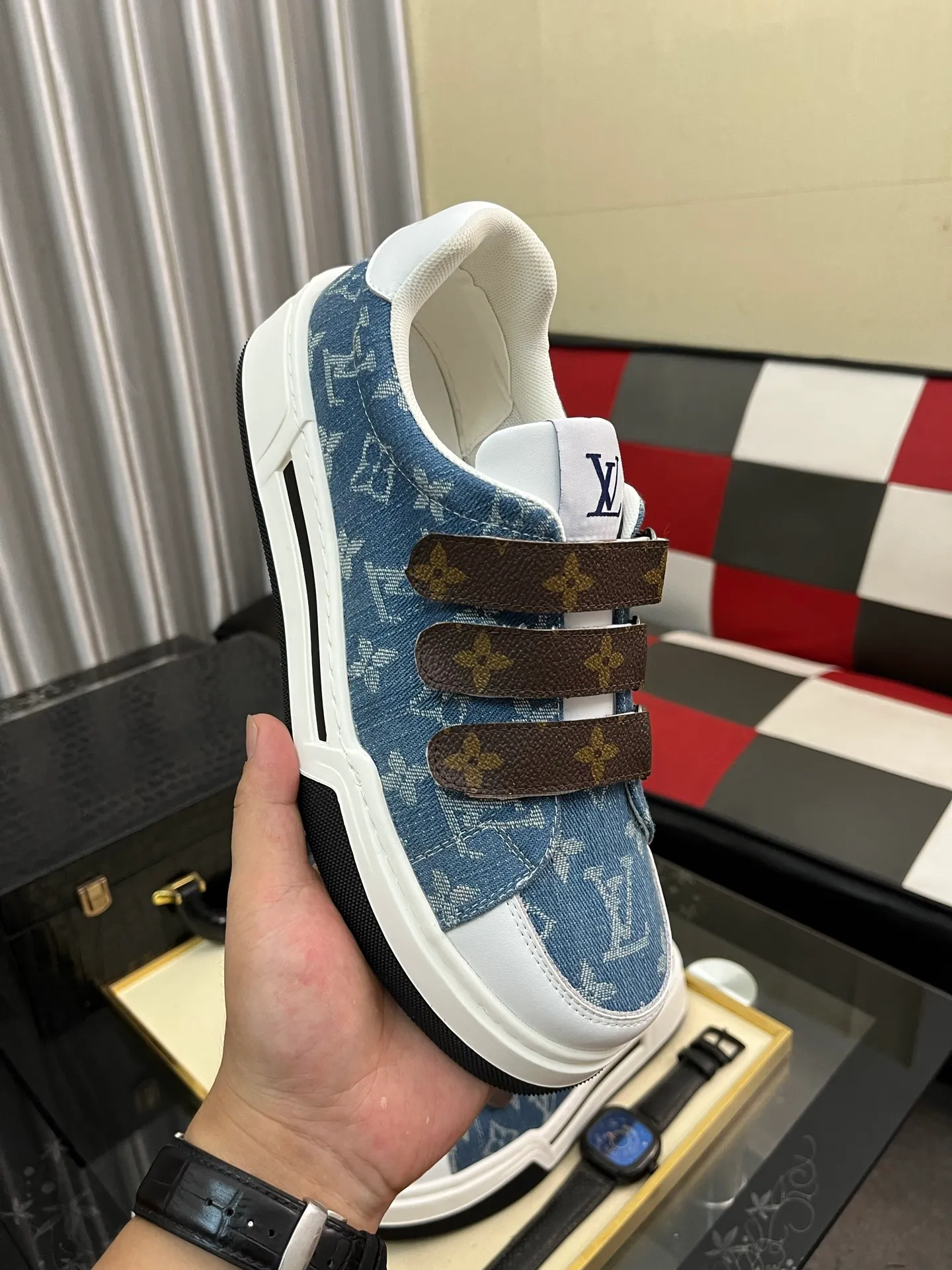 Men's Men's Shoes 💰420⌚️⌚️🇮🇹🇮🇹LV Louis Vuitton. The latest trendy casual shoes are popular in physical stores in sizes 38-44. New spring and summer comfortable imported custom original cowhide, unique jacquard fabric element design. Paired with sheepskin lining, Lv original bottom, [taiyang][taiyang] high-end packaging and high quality💪Details determine the quality, you can enter and leave the counter at will, welcome to compare🇮🇹